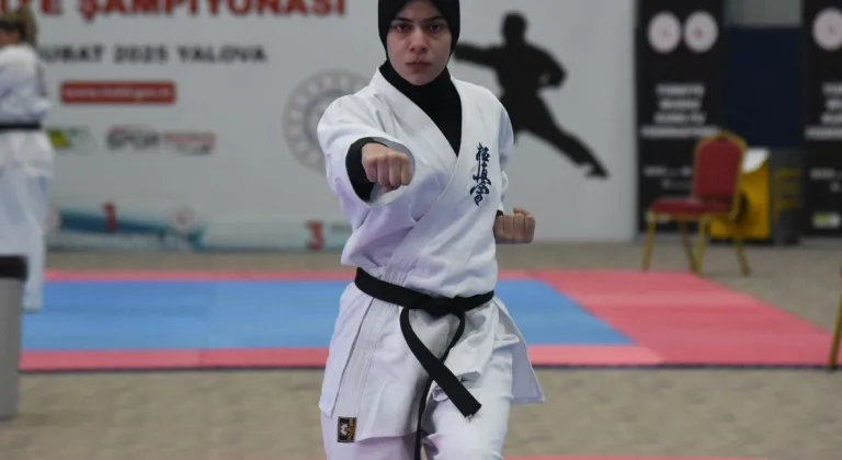 Sakarya Büyükşehir Belediyesi Wushu Sporcusu Ayşe Sude Yalova'dan Altın Madalyayla Döndü