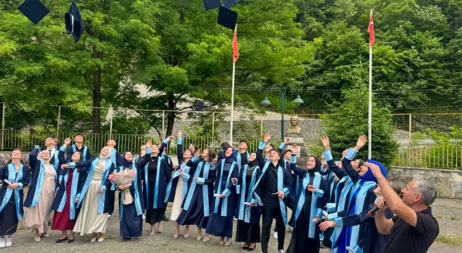Şalpazarı Anadolu Lisesi'nde Mezuniyet Coşkusu: 29 Öğrenci Kep Fırlattı!