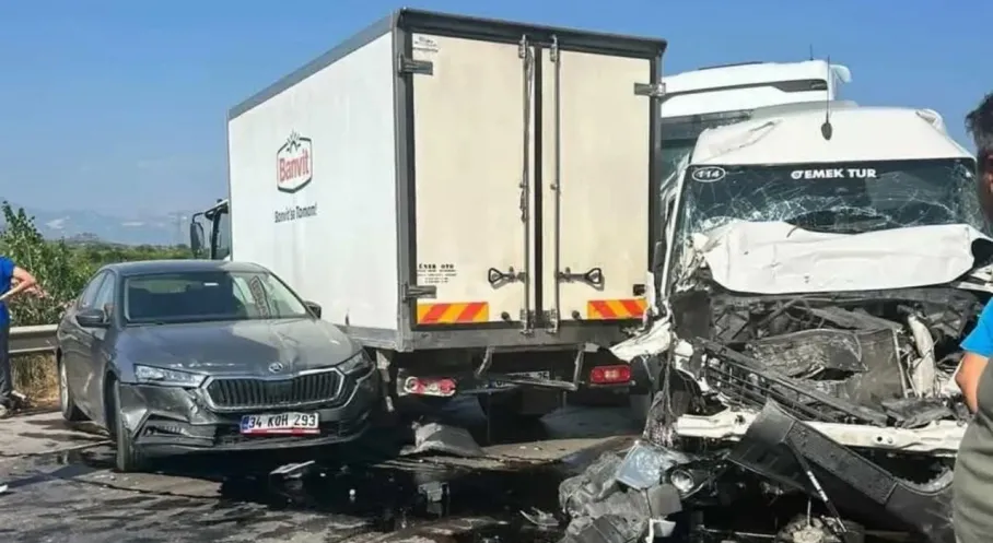 Serik'te Zincirleme Kaza: 6 Araç Karıştı, 4 Yaralı! Antalya-Alanya Yolu Felç Oldu