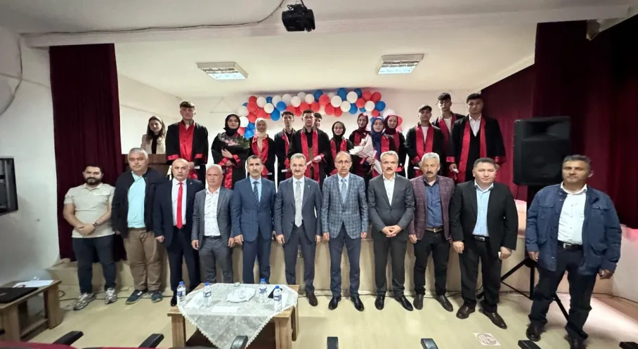 Trabzon Şalpazarı'nda Mezuniyet Coşkusu! 13 Öğrenci İmam Hatip'ten Uçtu