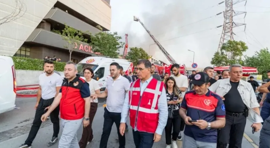 İzmir'de Korkutan Yangın! Başkan Tugay'dan Kritik Tesis Uyarısı