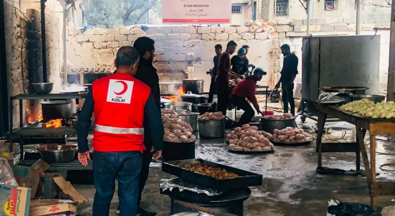 Türk Kızılay'dan Gazze'ye Destek: Günlük 30 Bin Kişilik Iftar Dağıtımı