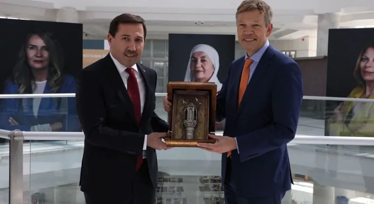 Türkiye'nin Kadın Öncüleri Sergisi Mevlana Kültür Merkezi'nde Sergileniyor